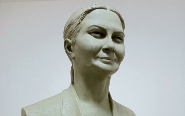 Qənirə Paşayevanın büstünün müəllifindən tənqidlərə cavab - FOTO