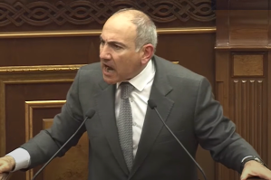 Parlamentdə səs-küylü çıxış: Paşinyan əsəblərinə hakim ola bilmədi – VİDEO