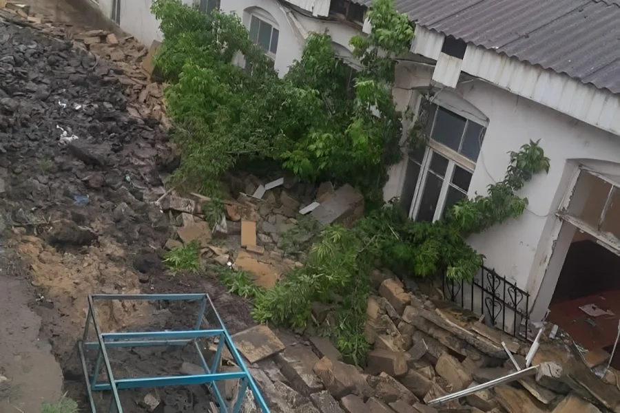 İntensiv yağıntılar Təhsil Sektorunun binasına ziyan vurdu - FOTO