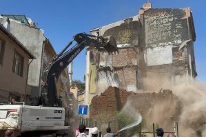 Bakıda sakinlər evdə ola-ola bina söküldü: rəsmi açıqlama - VİDEO