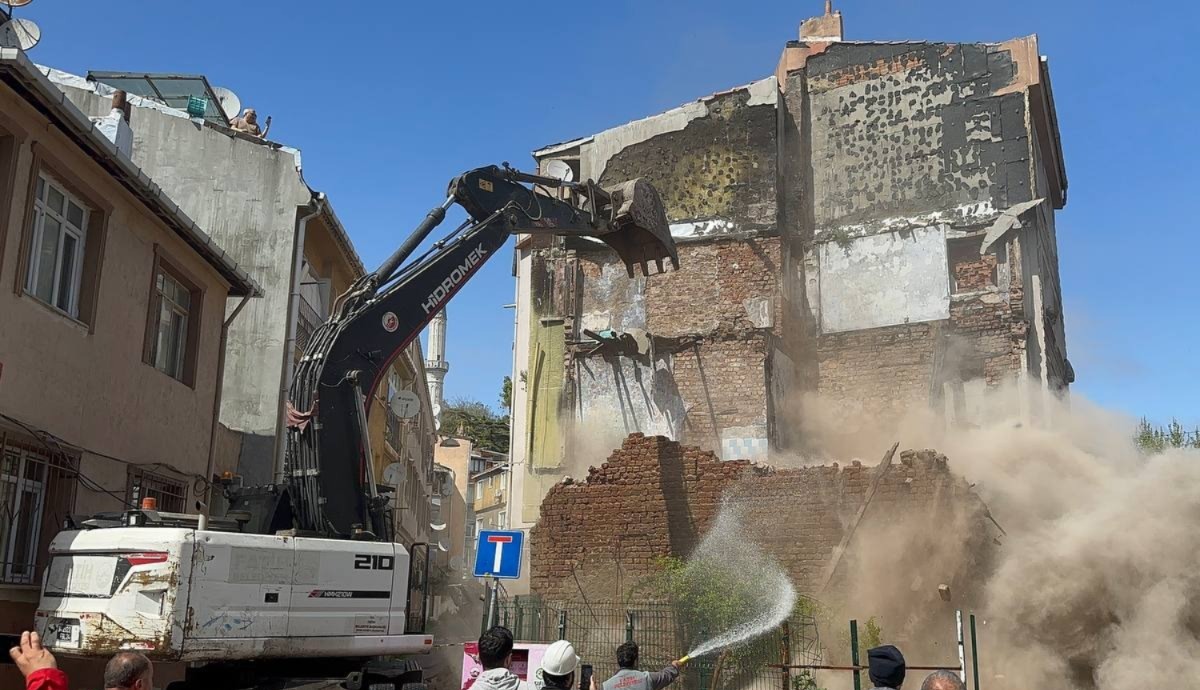 Bakıda sakinlər evdə ola-ola bina söküldü: rəsmi açıqlama - VİDEO