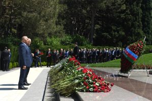 "Azərişıq" əməkdaşları və rəhbər heyəti Fəxri xiyabanı ziyarət etdi - FOTO