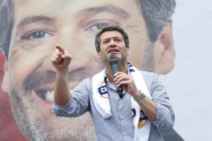 Prezidentliyə namizəd səhnədə infarkt keçirdi – VİDEO