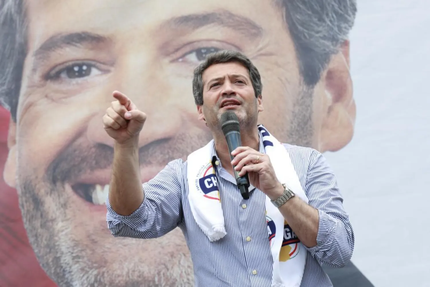 Prezidentliyə namizəd səhnədə infarkt keçirdi – VİDEO