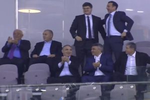 Dövlət rəsmiləri milli komandanın oyununu izlədi - VİDEO