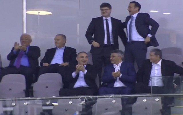 Dövlət rəsmiləri milli komandanın oyununu izlədi - VİDEO 1 Dövlət rəsmiləri milli komandanın oyununu izlədi - VİDEO