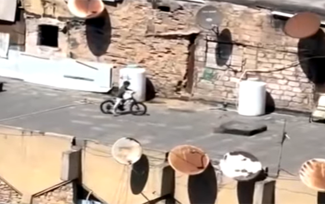 Bakıda uşaqlar binanın damında velosiped sürür - VİDEO