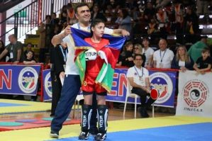 Dünya çempionu Əminə Əliyeva Bakıya qayıtdı: belə qarşılandı - VİDEO