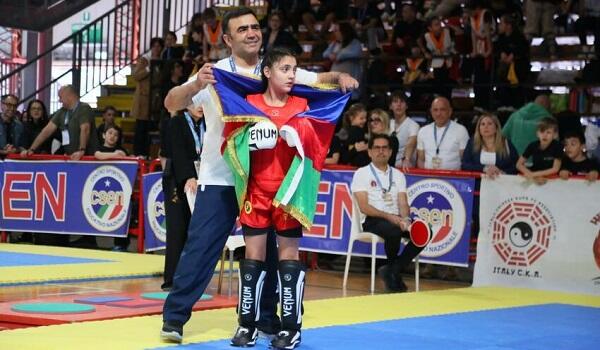 Dünya çempionu Əminə Əliyeva Bakıya qayıtdı: belə qarşılandı - VİDEO