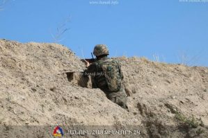 Erməni əsgər postda Azərbaycan əsgərinə qarşı… - VİDEO