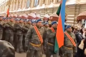 Hərbçilərimiz Moskva küçələrində: “Şəhidlər ölməz, vətən bölünməz” - VİDEO