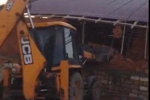 İcra hakimiyyəti vətəndaşın evini sökdürdü - VİDEO