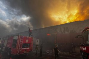 Türkiyədə fabrik yanır - FOTOLAR
