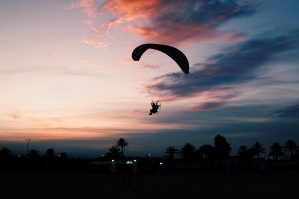 Hindistanlı əsgər paraşütlə səhvən Pakistana düşdü – VİDEO