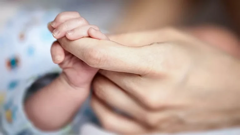 Azərbaycanda 16 yaşlı qız ana oldu - Təfərrüatlar