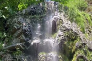 Lerikdə şəlaləyə baxan qadın hündürlükdən yıxıldı