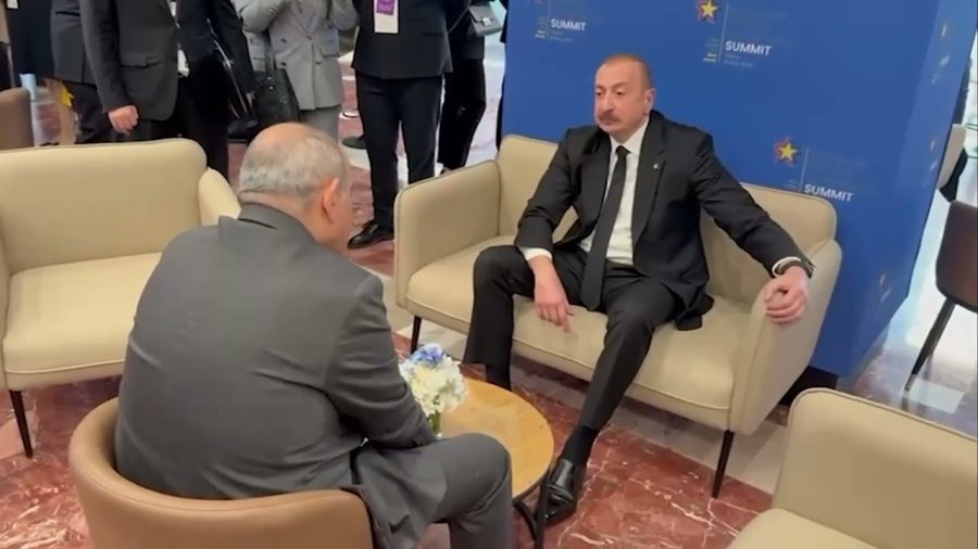 Paşinyanın Əliyevlə görüşdəki bədən dili - FOTO