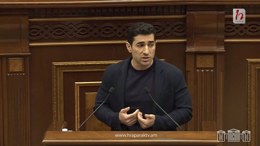 Ermənistan parlamentində dava: Köçəryanın oğlu hədələndi - VİDEO 1 maxresdefault 5