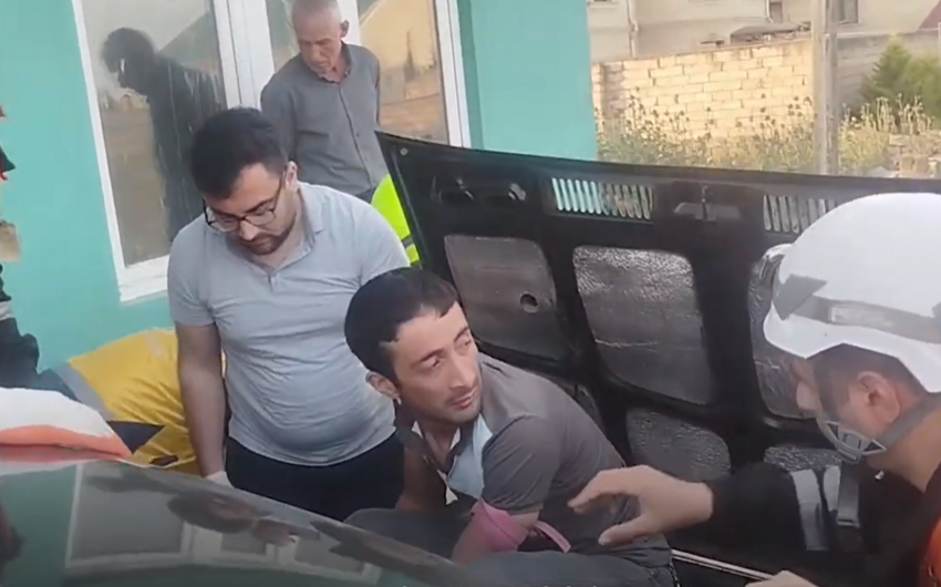 Əli mühərrikə ilişən şəxs belə xilas edildi - VİDEO 1 motor