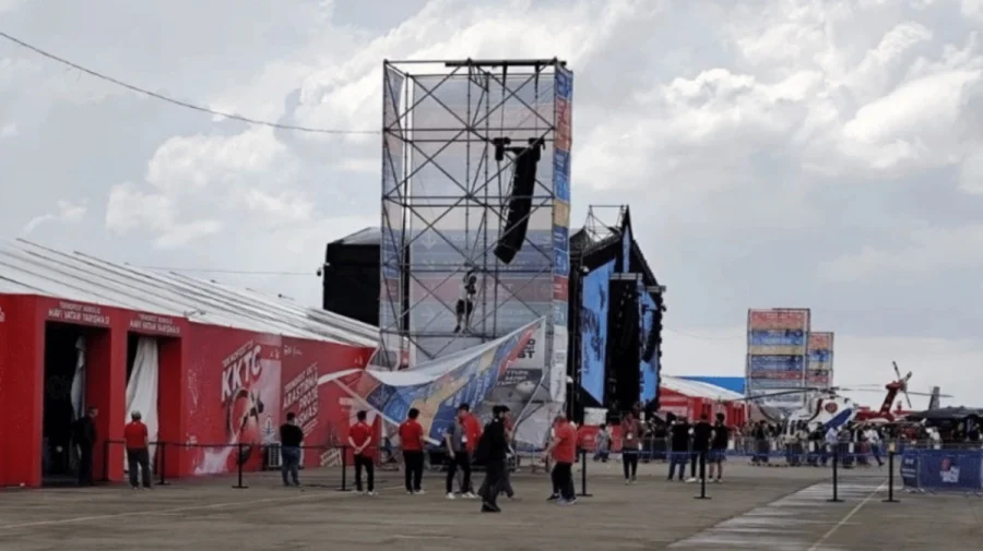 TEKNOFEST-də lövhə insanların üzərinə aşdı - ANBAAN VİDEO