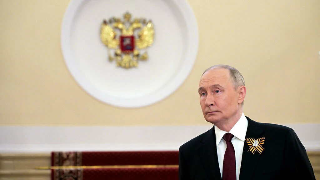 Putinin yaxasındakı lent gündəm oldu: mənası nədir? - VİDEO 1 putin 1