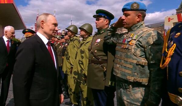 Putin azərbaycanlı polkovniklə salamlaşdı - VİDEO 1 putin samiq