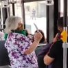 qadin bicaq avtobus