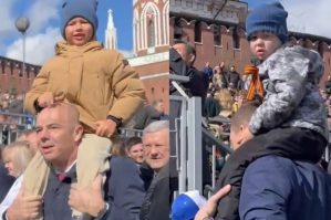 Nazirlər uşaqları boyunlarında gəzdirdilər - VİDEO