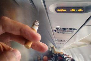 Təyyarədə siqaret çəkməyin cəzası 500 manat oldu