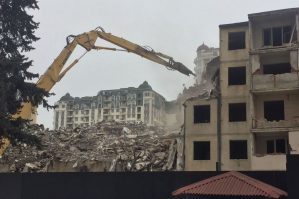 Bakıda məşhur şirkətin binaları sökülür: Əvəzində isə...