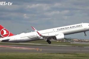 THY-nin Praqaya uçan təyyarəsində gərgin anlar - VİDEO