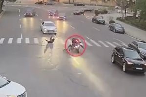 Bakının mərkəzində motosiklet piyadaları belə vurdu - VİDEO