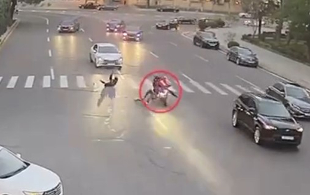 Bakının mərkəzində motosiklet piyadaları belə vurdu - VİDEO 1 Bakının mərkəzində motosiklet piyadaları belə vurdu - VİDEO