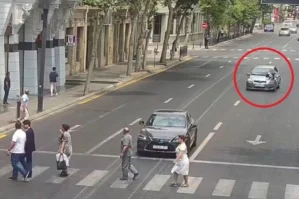 Universitetə sənəd verən məktəbliləri maşın vurdu