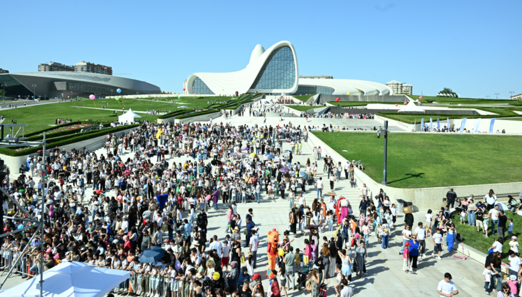Heydər Əliyev Mərkəzinin parkında Uşaq Festivalı keçirilib – FOTOLAR