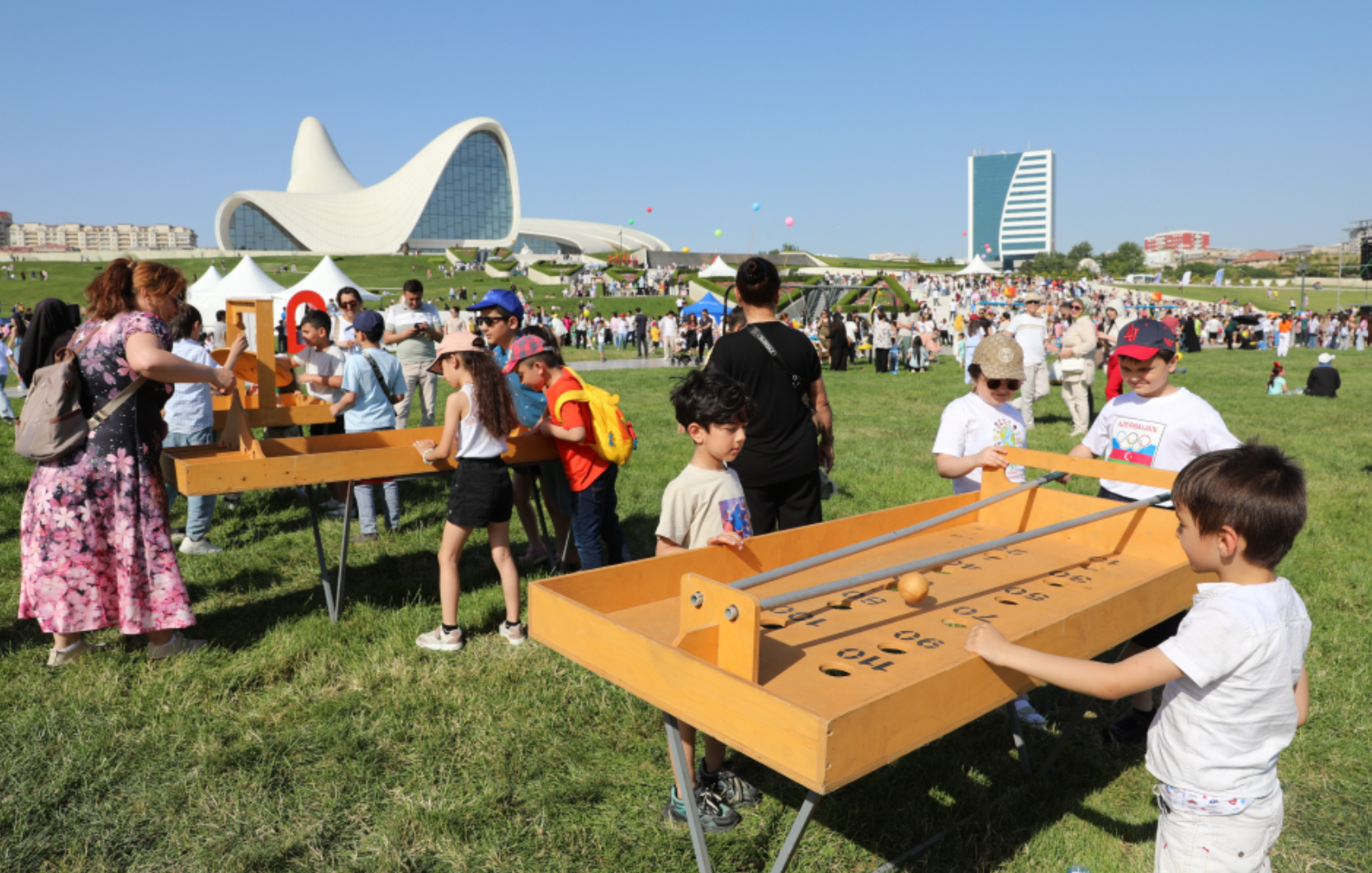Heydər Əliyev Mərkəzinin parkında Uşaq Festivalı keçirilib – FOTOLAR