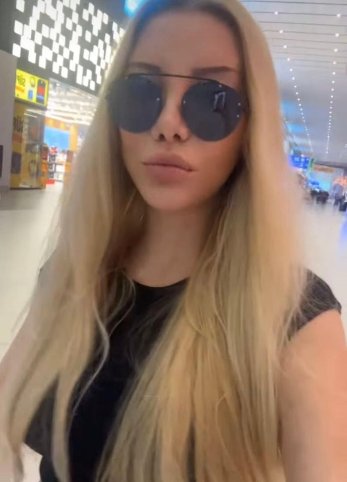 Modelyer üzünə görə hava limanında saxlanıldı – FOTO