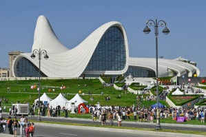 Heydər Əliyev Mərkəzinin parkında Uşaq Festivalı keçirilib – FOTOLAR