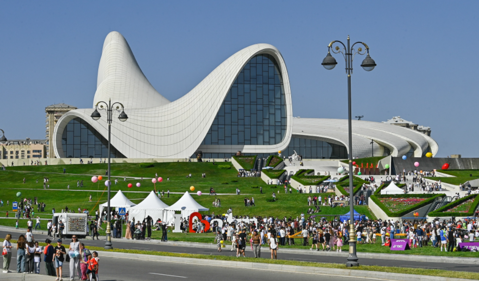 Heydər Əliyev Mərkəzinin parkında Uşaq Festivalı keçirilib – FOTOLAR