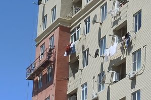 50 yaşlı qadın eyvandan yıxıldı - son durumu açıqlandı