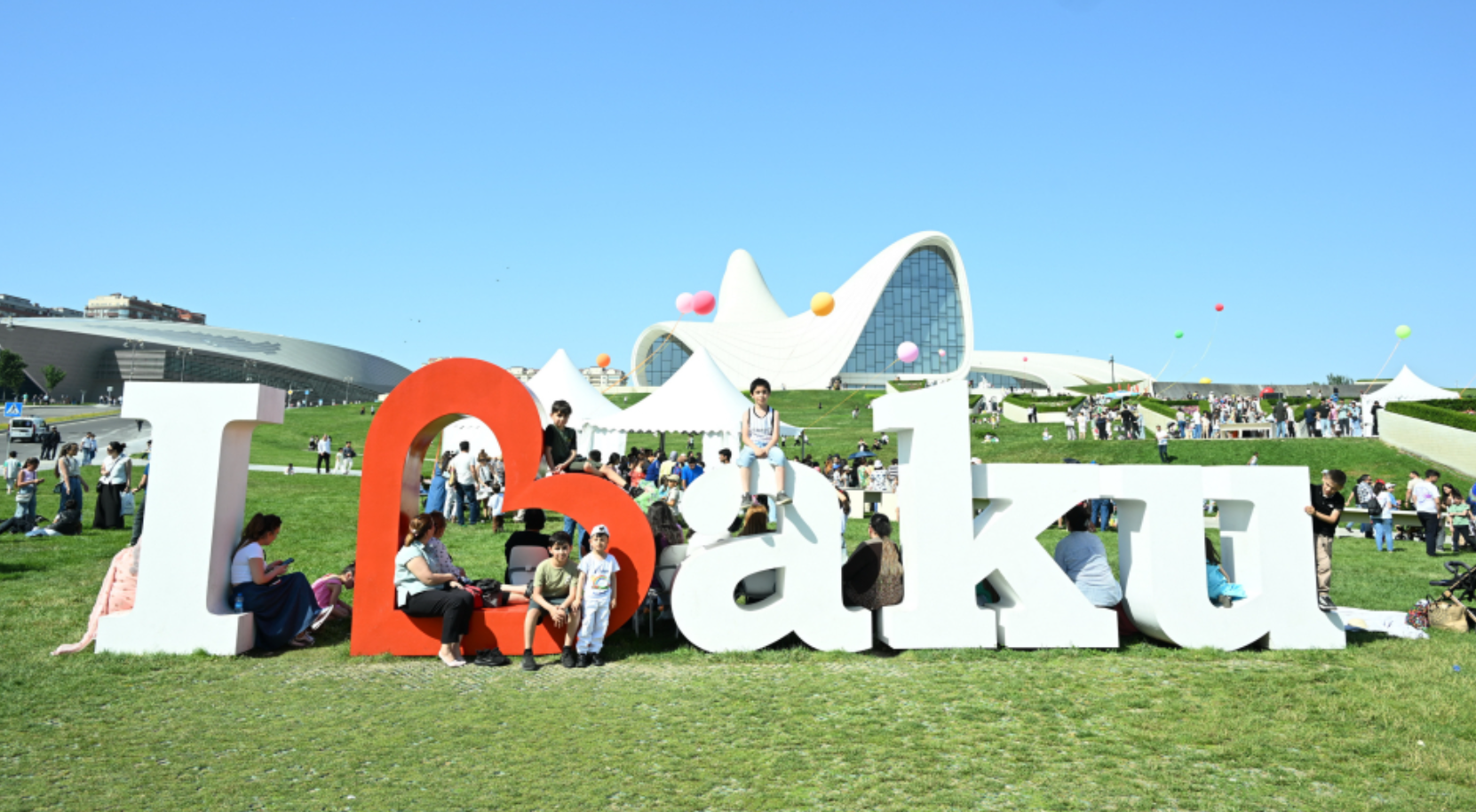 Heydər Əliyev Mərkəzinin parkında Uşaq Festivalı keçirilib – FOTOLAR