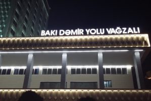 Bakı Dəmiryol Vağzalında 3D reklam monitoru quraşdırıldı - VİDEO