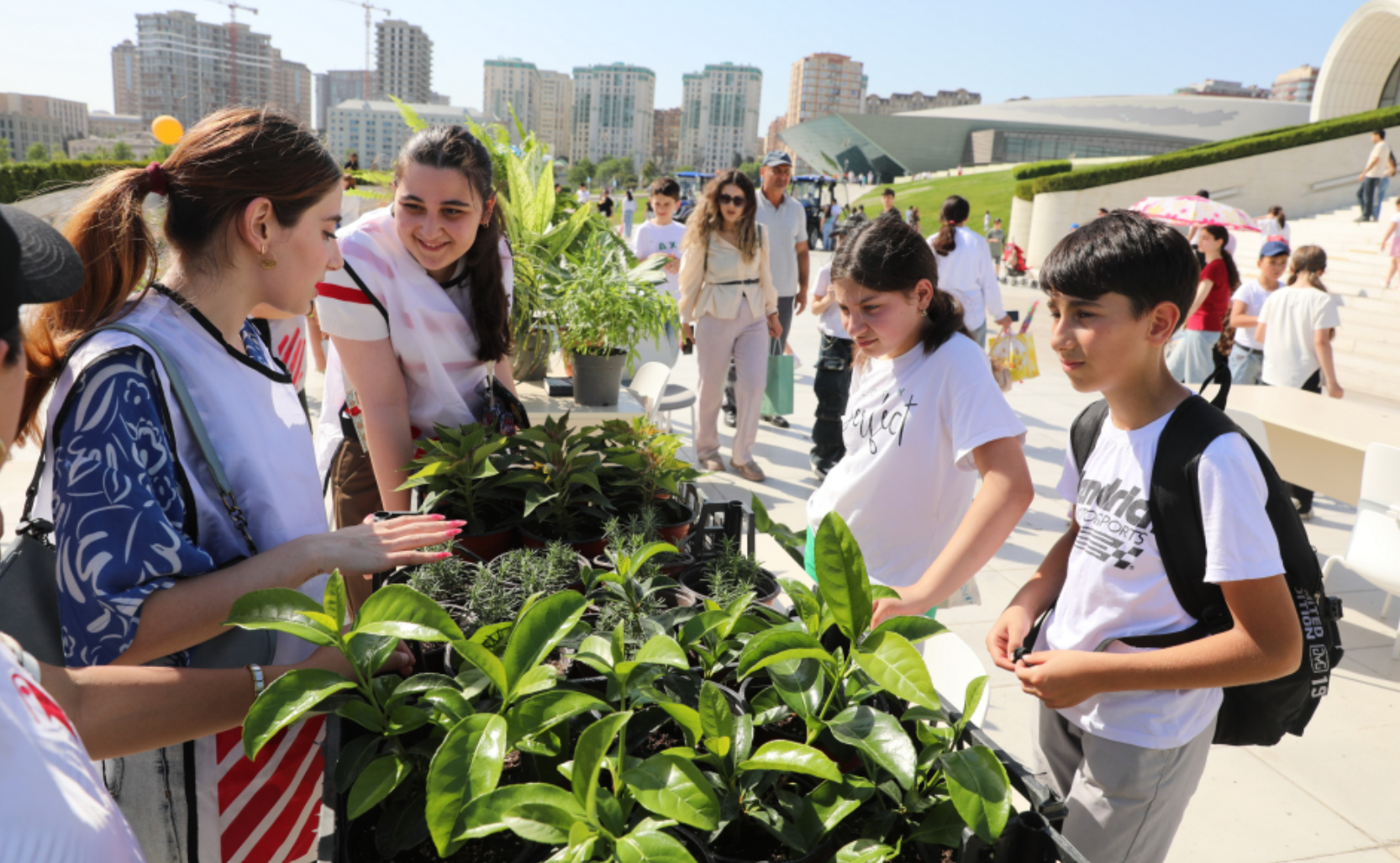 Heydər Əliyev Mərkəzinin parkında Uşaq Festivalı keçirilib – FOTOLAR