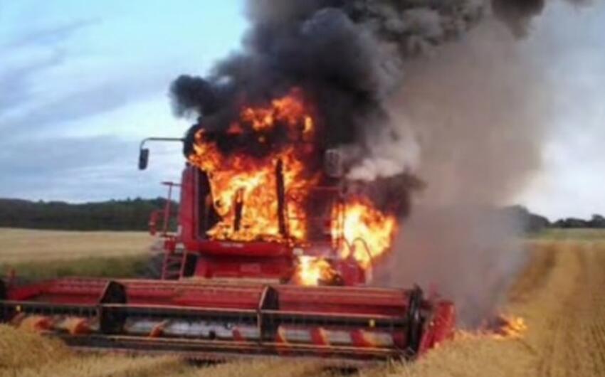 Şəkidə kombayn yandı