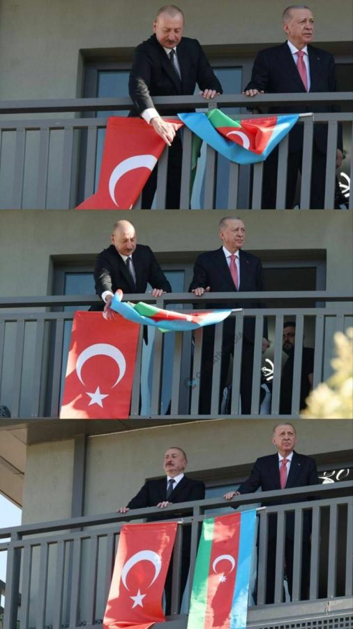 İlham Əliyev eyvanda bükülmüş bayrağı düzəltdi - FOTOLAR 3 510718935 122203369394252790 5151783050341889296 n
