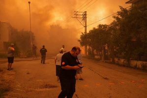 İzmirdə dəhşətli meşə yanğınları: uçuşlar ləğv edildi - VİDEO