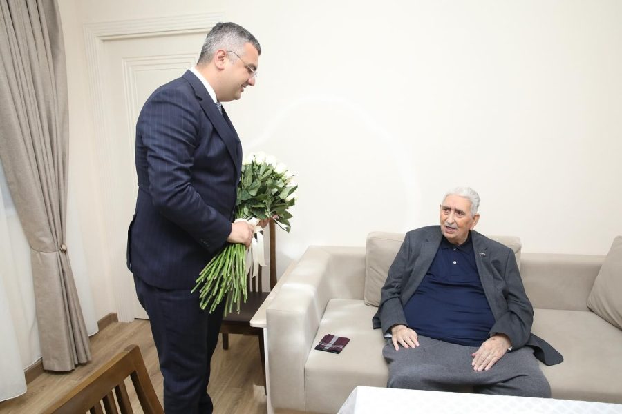 AHİK-in nümayəndələri Xalq artisti Arif Babayevi ziyarət ediblər - FOTO