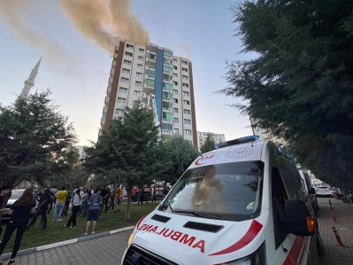 AA 20250605 38195386 38195381 DIYARBAKIRDA BIR BINADA CIKAN YANGINA MUDAHALE EDILDI