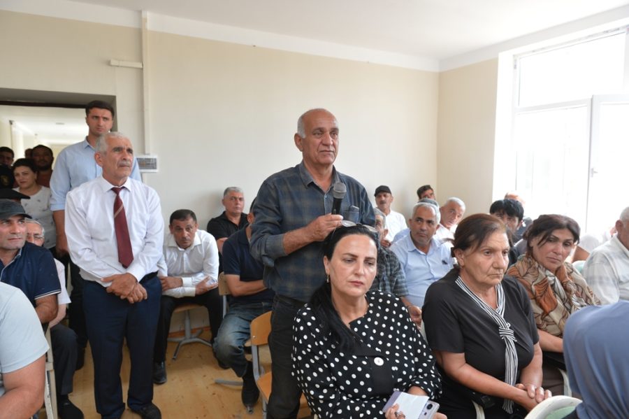 Taleh Qaraşov Balıqçılar qəsəbəsinin sakinlərinin problemlərini dinlədi - FOTO
