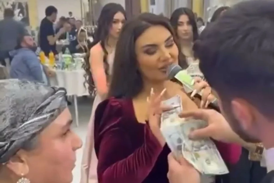 Şəbnəm Tovuzlunu "dollar yağışı"na tutan görün kim imiş - VİDEO